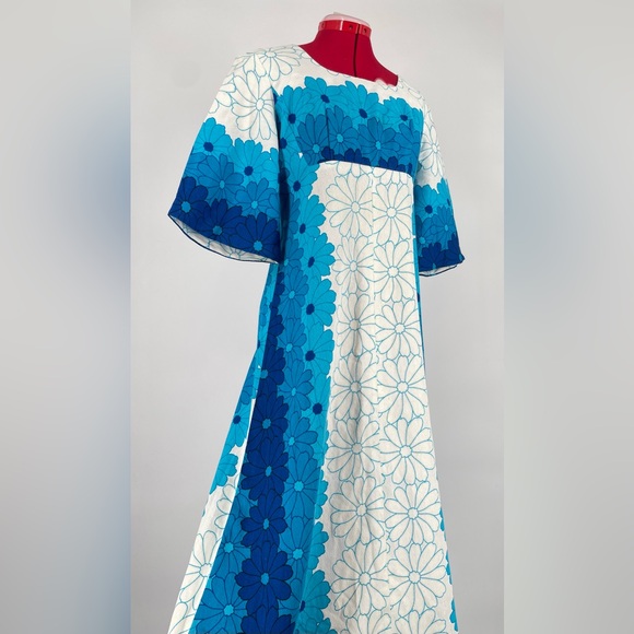 Stunning 1960s Blue & White Hawaiian Floral Flared Sleeve Maxi Sundress - Picture 10 of 16